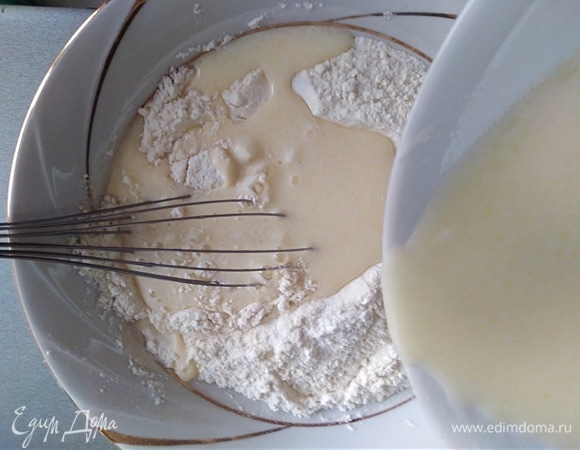 Влить жидкую смесь в сухую, перемешать просто до соединения.