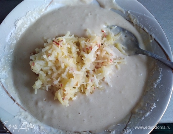 Добавить яблоки. Духовку разогреть до 180°C.