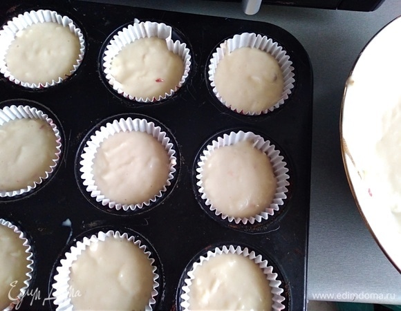 Формочки выстелить капсулами или смазать маслом (удобнее всего силиконовые). Налить в формочки тесто, больше чем на половину. За счет влажности от яблок эти маффины не сильно вырастут вверх.