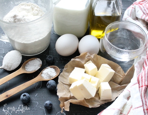 Подготовьте все ингредиенты. Молоко подогрейте, оно должно быть теплым. Яйца вымойте и оботрите.