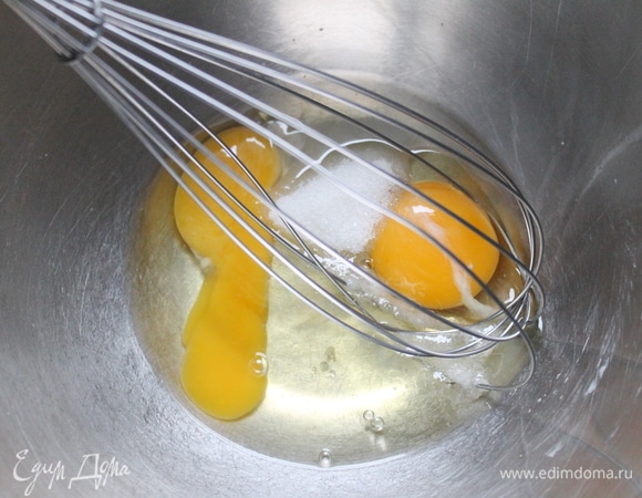 Венчиком взбиваем яйца с сахаром и солью.