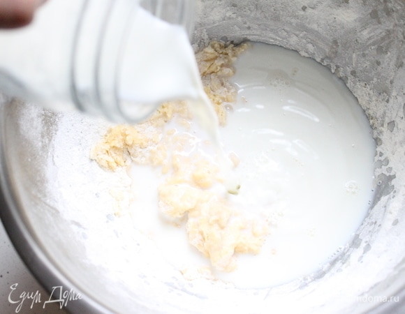 Добавляем теплое молоко и взбиваем миксером до однородности.