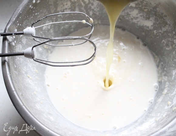 Вливаем растопленное сливочное масло.