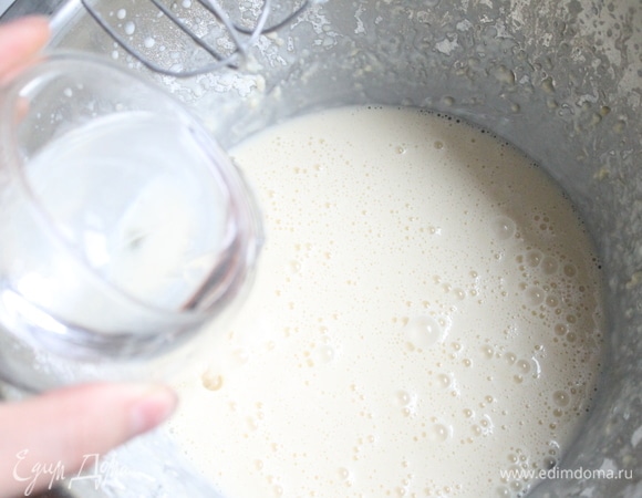 Вливаем тонкой струйкой кипяток и размешиваем тесто. Оно должно быть жидковатым.