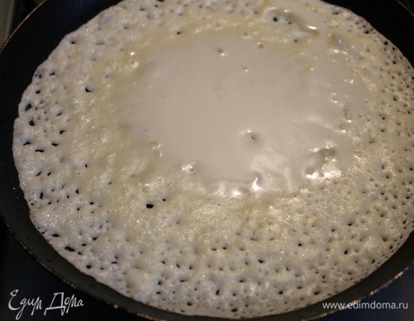 Обжариваем блинчики на раскаленной сковороде, смазанной растительным маслом.