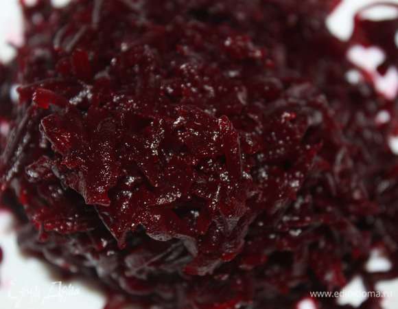 Вареную свеклу натереть на крупной терке.