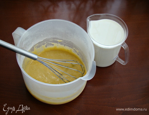 В миске растереть яйца, сахар и щепотку соли до однородности. Влить половину нормы теплого молока и перемешать.