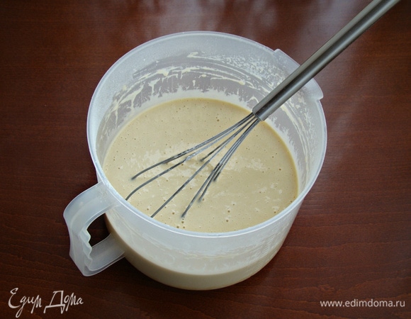 Частями всыпать просеянную муку, перемешать. Влить растительное масло и добавить молока, чтобы тесто получилось по консистенции как жидкая сметана. Муки или молока может понадобиться чуть больше или чуть меньше. Дать тесту постоять минут 10 для расстойки.