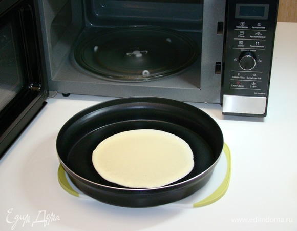 Емкость комплекта Steam Plus Pot я ничем не смазывала, так как мне показалось, что ее покрытие достаточно антипригарное. И оно меня не подвело — блинчики снимались отлично. В середину налить немного теста и распределить ровным слоем по кругу. Хотя можно и по всей поверхности распределить. Тогда блины будут очень большими, что согласитесь, тоже хорошо. 