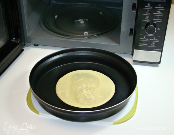 Выпекать блинчики при полной мощности СВЧ-печи Panasonic NN-GD39HSZPE (1000 Вт) в течение 1,5 минуты каждый.