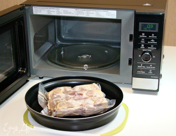 Разморозить тушки перепелок в СВЧ-печи Panasonic NN-GD39HSZPE в режиме «Турборазморозка». При данном режиме надо всего лишь установить вес продукта, и происходит автоматическая установка времени размораживания. Я отступила от рекомендаций по разморозке и не стала снимать упаковку, решила проверить — справится СВЧ-печь или нет. Через установленное время птица была разморожена примерно на 80%, но добавочное время в 4 минуты все сделало на отлично.