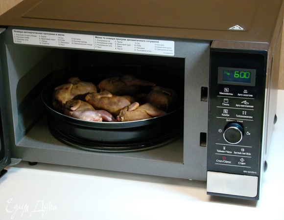 Тушки обжарить на сливочном масле в емкости комплекта Steam Plus Pot на средней мощности (600 Вт) в течение 10 минут.