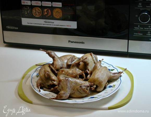 Обжаренные тушки выложить на отдельное блюдо.