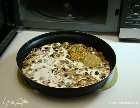 В емкость добавить горчицу (русскую и дижонскую), влить сливки, все перемешать и при средней мощности (600 Вт) тушить в течение 5–7 минут.