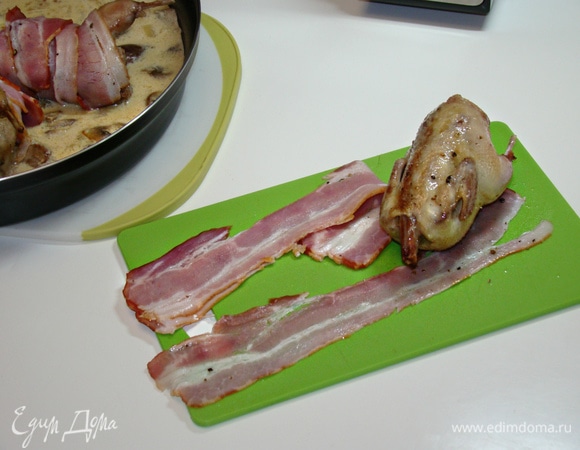 Каждую перепелку посолить, поперчить и завернуть в бекон.