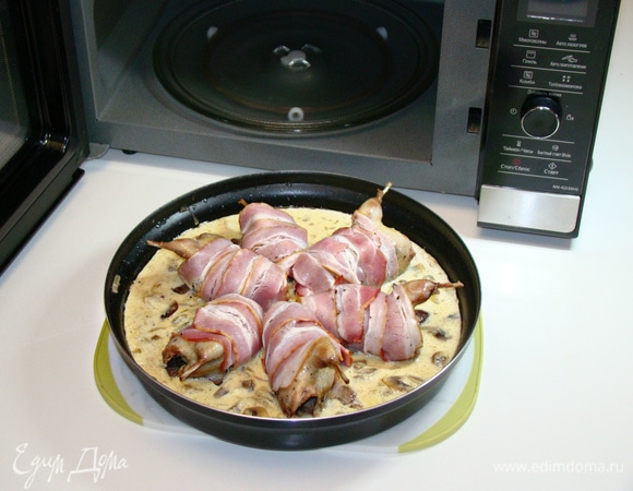 Перепелок уложить в емкость комплекта Steam Plus Pot на сливочно-грибную подушку.