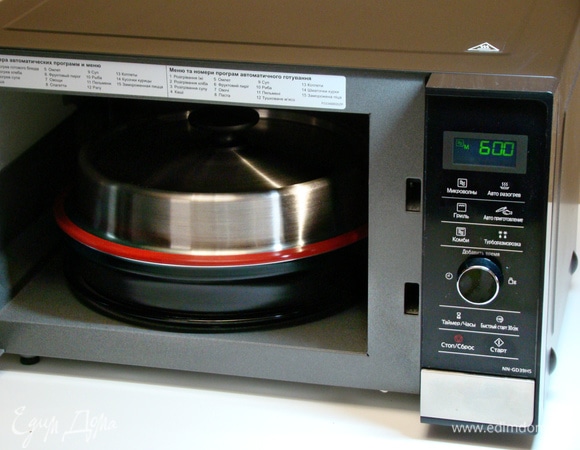 Накрыть крышкой и при средней мощности (600 Вт) тушить в течение 20 минут.