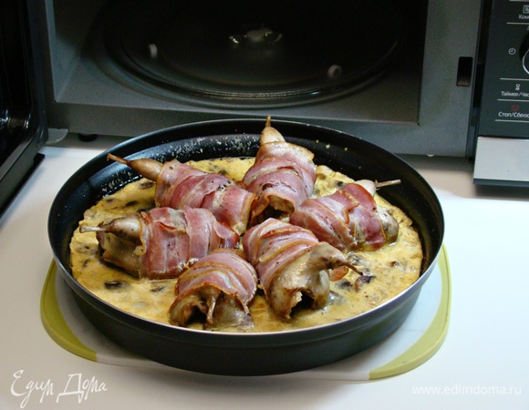 Для легкой румяной корочки (при желании) перепелок можно подержать под грилем в течение 5 минут.