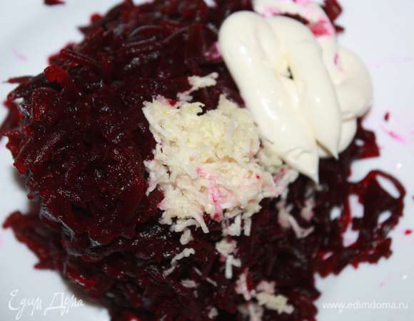 Добавить майонез и мелко натертый чеснок.