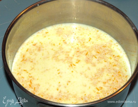 В теплое молоко добавить сахар, апельсиновую цедру, соль, апельсиновый экстракт. Постоянно помешивая, довести молоко до кипения.