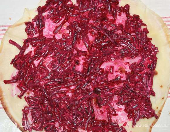 Начинку распределяем по всей поверхности блинчика.