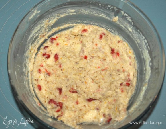 Добавляем миндаль и вишню. Хорошо перемешиваем. Отставляем, чтоб масса немного остыла. В остывшую массу добавляем два желтка. Очень хорошо все перемешиваем.