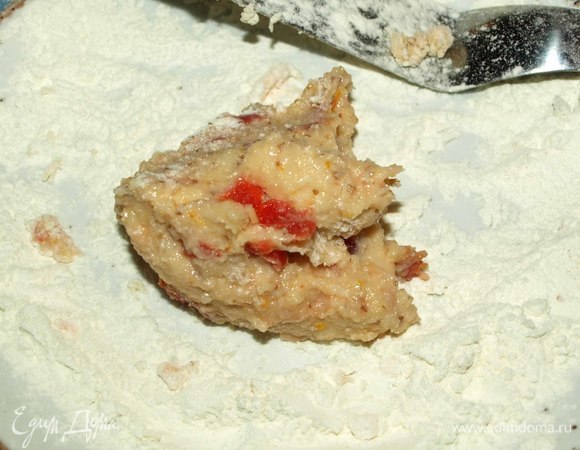 Будем готовить наших «плутишек» по методу приготовления сырников. На поверхность с мукой выкладываем столовой ложкой подготовленную массу. Масса липкая, поэтому лучше смочить руки водой или припорошить мукой.