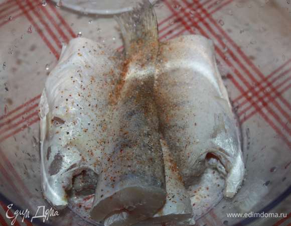 Тушки разрезать пополам, посолить и добавить специи. Тщательно перемешать.