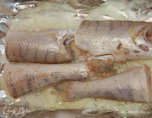 Затем выкладываем рыбу.