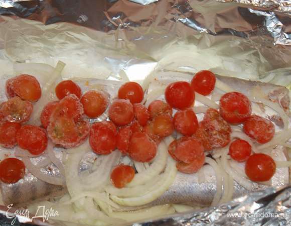 Сверху распределяем помидоры (в данном случае использовала замороженные).