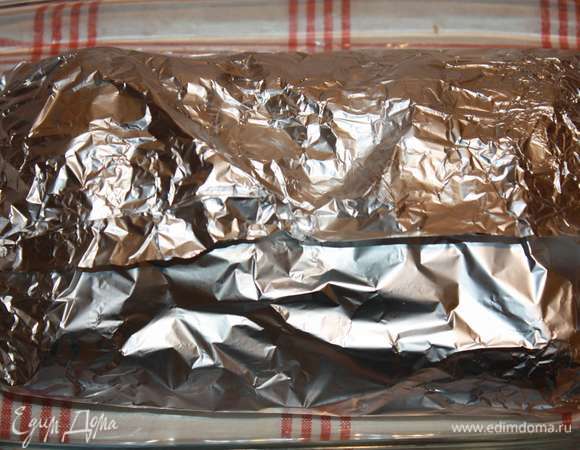 Заворачиваем плотно фольгой. Отправляем в заранее разогретую до 200°C духовку на 30 минут.