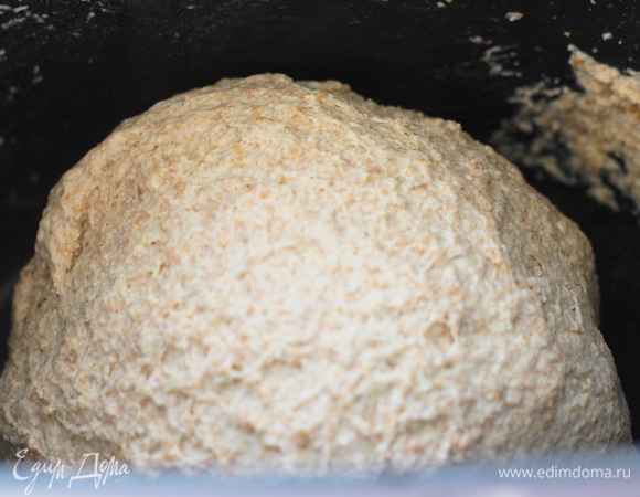 Готовое тесто сворачиваем шариком и кладем в дежу без лопатки обратно бродить около 2 часов. Тесто все в «конопушках» — это отруби так красиво разбежались по всему тесту. Выкладываем на рабочую поверхность, округляем и даем 10 минут предварительной расстойки. Формуем круглую или овальную заготовку (в зависимости от того, какие у вас корзинки) и укладываем на расстойку. Расстойка займет около 1,5–2 часов. Минут за 40 до выпечки разогреваем духовку вместе с камнем или противнем до 240°C.