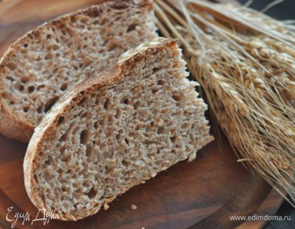 Отправляем в печь, первые 15 минут печем с паром, потом пар выпускаем, а температуру снижаем до 200°C и печем до румяности еще минут 20–25.