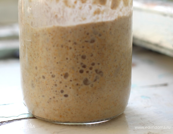 Ржаную закваску освежить, «покормив» 1 раз, если она у вас хранится в холодильнике, как у меня.