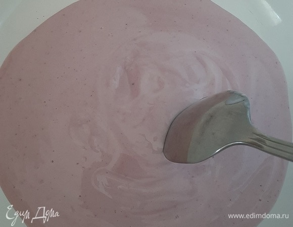 Берем йогурт, добавляем молоко, воду, растительное масло, соль. Соду на кончике ножа. Замешиваем тесто на блины, постепенно добавляя муку.