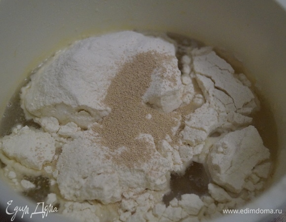 Все ингредиенты поместите в чашу для теста. Муку просейте последней, всыпьте дрожжи. Квас берется овсяный. В ингредиентах такого кваса не нашла, написала просто квас.