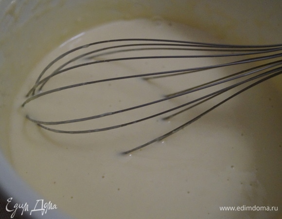 Когда смешаете тесто для блинов, влейте масло и еще раз перемешайте. Я вливаю масло на глаз, доверьтесь своему глазу.