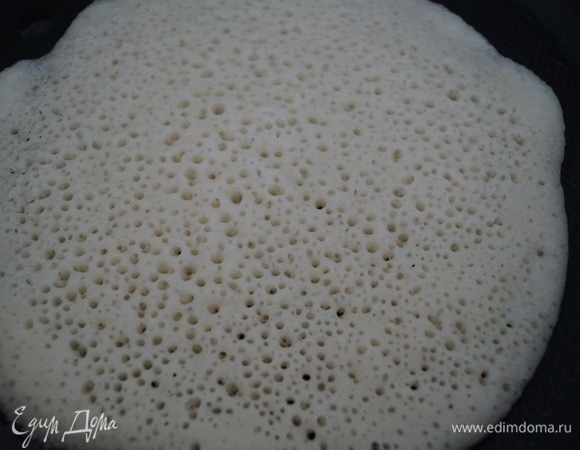 Первую сковороду разогрейте с маслом хорошенько, блин сделайте небольшим, чтобы попробовать, как будет сниматься. Если маловато муки, добавьте еще немного. У меня получилось тесто, по консистенции напоминающее жидкую сметану. Можно было и погуще сделать, тогда блины получились бы более пышными и толстыми, но все равно нежными. Первый блин жарьте с маслом, остальные блины прекрасно выпекаются без масла. Снимаются хорошо.