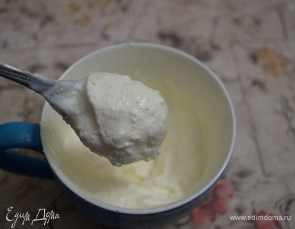 Крем: творог, сахар, молоко разотрите ложкой до однородной кремообразной массы.