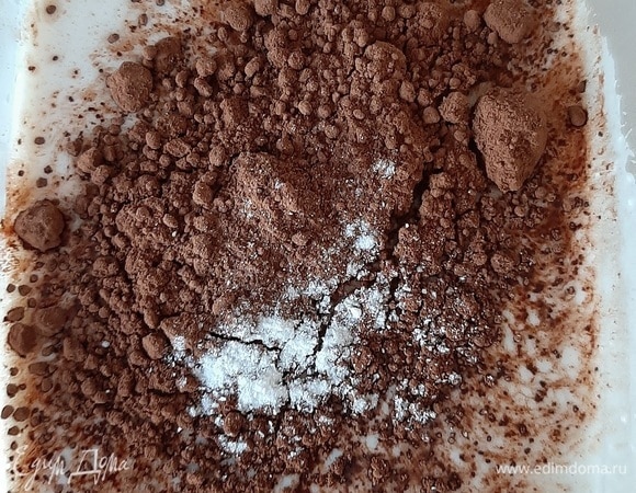 Отливаем 2 поварешки теста в отдельную емкость, куда добавим какао и ванилин. Размешиваем.