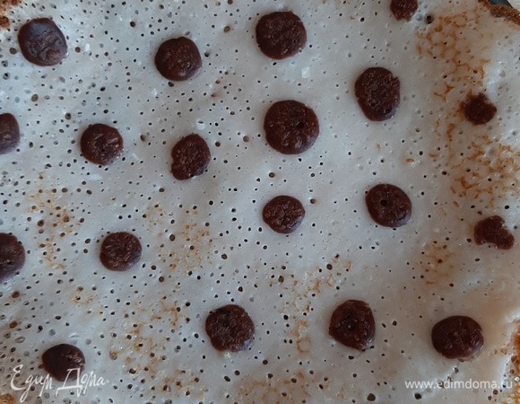 Выливаем тесто на сковороду и с помощью шприца выдавливаем капли. Мне нужны и большие.