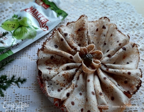 Получаем блинчики с мелкими и крупными точками. Доча говорит: «Скитлс-трянка». С джемом крыжовниковым ТМ «МахеевЪ».