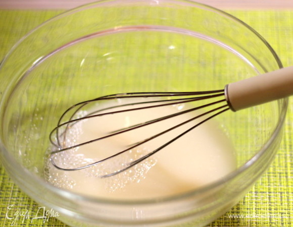 Растворить в теплой воде сахар и дрожжи, размешать и оставить минут на 10 в покое.