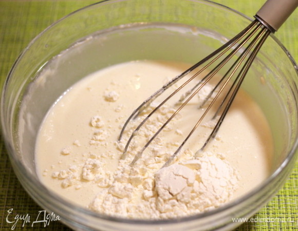 Муку просеять с разрыхлителем. Через 10 минут влить в дрожжевую смесь подогретое молоко и мучную смесь, перемешать венчиком до однородности. Тесто получится довольно жидким. Добавить щепотку соли. Оставить на 20 минут.