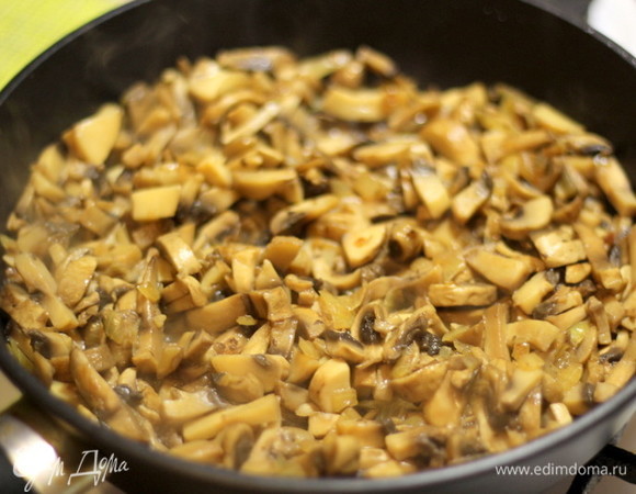 Пока приготовим начинку. Грибы режем соломкой и обжариваем с луком на растительном масле до готовности.