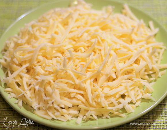 Сыр натереть на крупной терке.