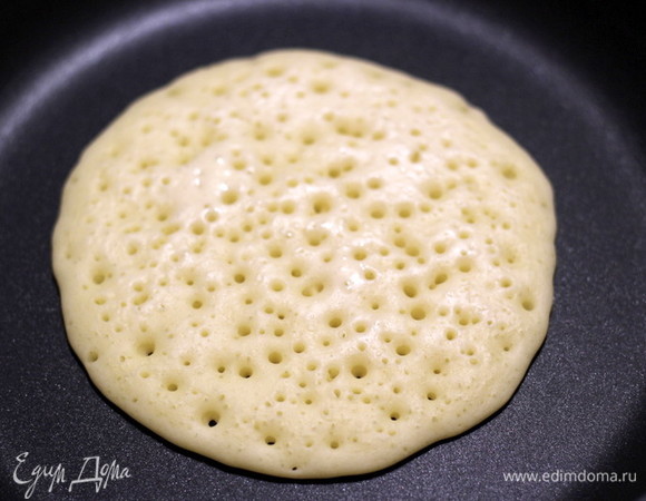 Не пересушите! Блинчик должен остаться как бы глянцевым. Чуть-чуть недопеченым, чтобы хорошо склеивались края. Не переживайте, в духовке он полностью приготовится. Жарим только с одной стороны!