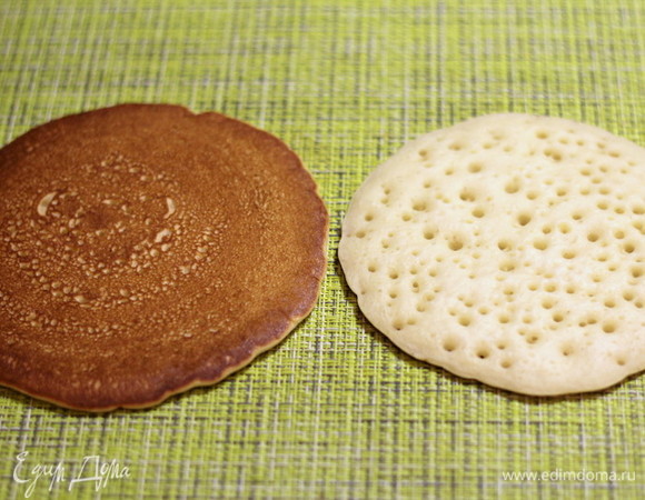 Снимаем и кладем блинчики рядом, не складываем их друг на друга, чтобы они не слиплись.