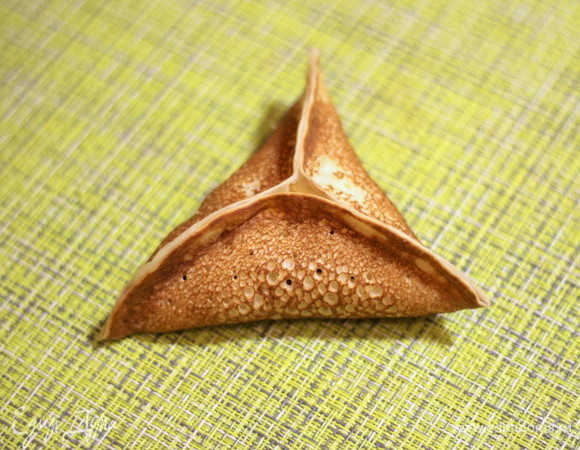 Потом — со второй стороны и третей, чтобы получился треугольник. Края склеиваются очень хорошо и в горячем, и в остывшем виде. Главное не пересушить блин.