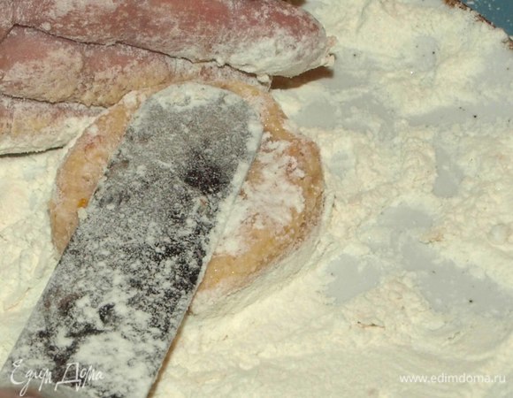 Скатать шарик и придать ему форму сырника, помогая кулинарным шпателем или ножом.